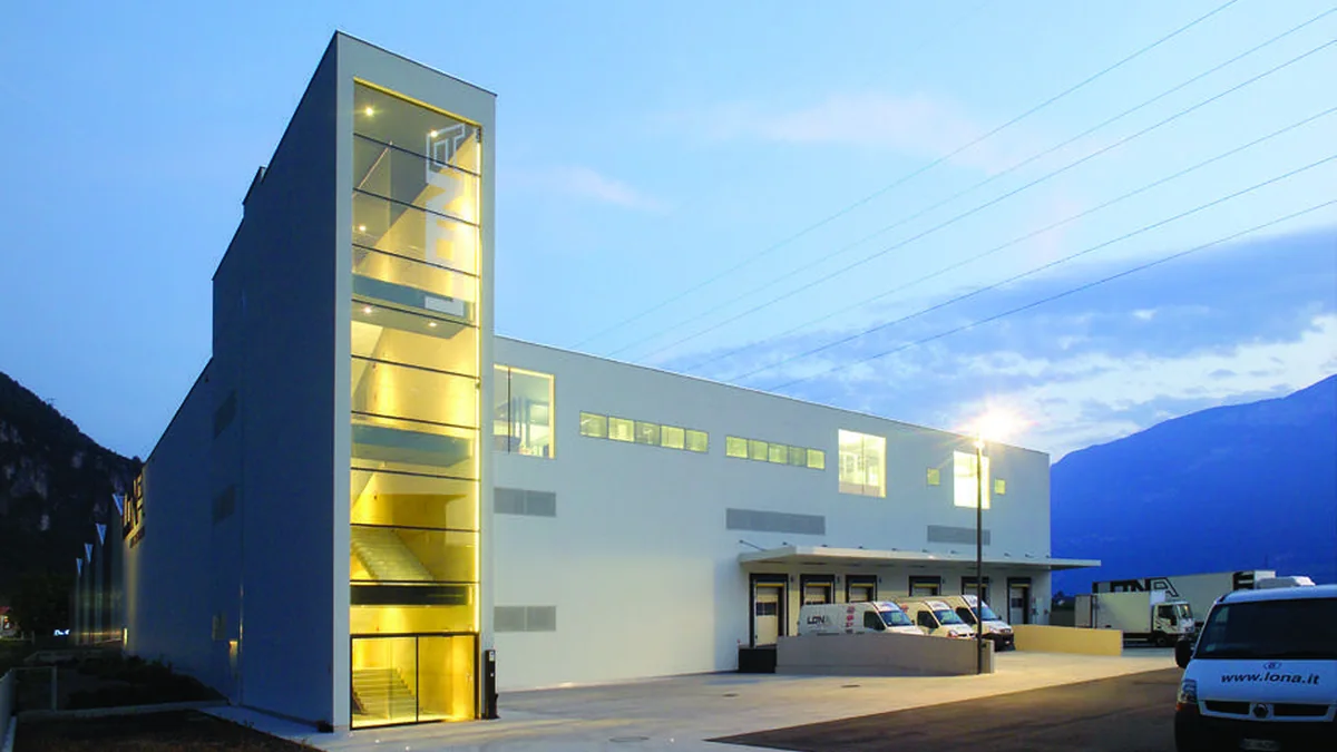 Sede del centro distributivo Josef Lona e Co. nelle Dolomiti, partner della rete Lekkerland